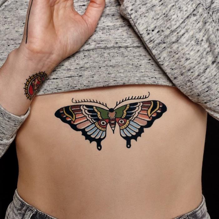 Laikinos tatuiruotės moteris drugelio spalvos pilvo mergina