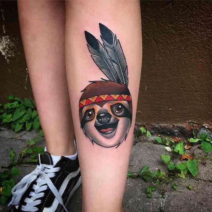 ideja tetovaže, barvna body art na ženski nogi, podoba živalskega mosta s krono perja