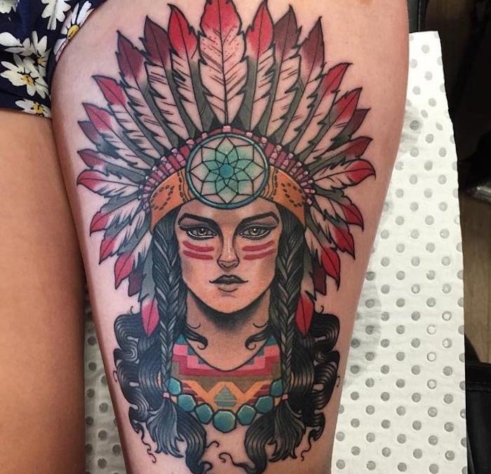 simbolična tetovaža za žensko, barvna risba z indijskimi motivi, ženska tetovaža z indijskim ličilom s krono perja