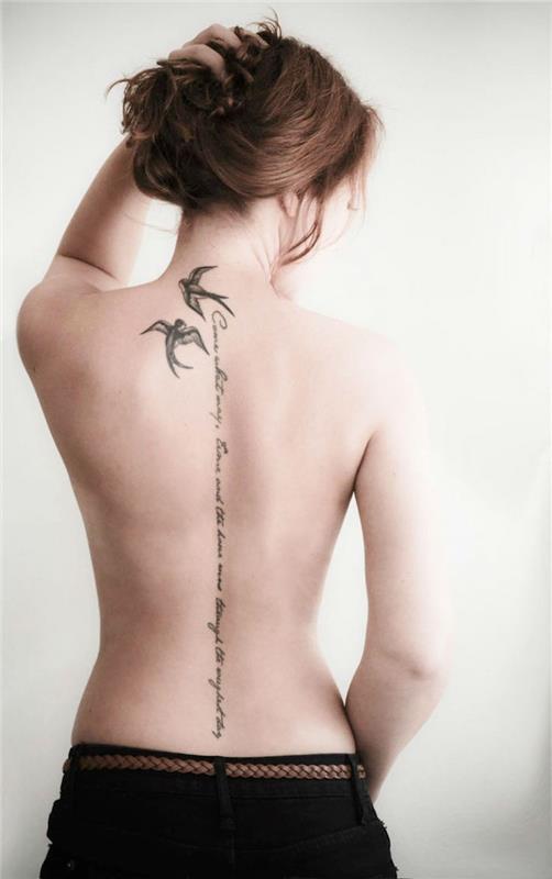 Viršutinės nugaros tatuiruotės moteris paukščio nurijimo tatuiruotės stuburo frazė