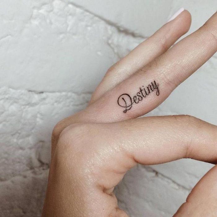 Dövme parmak kadın ifade kader yazma
