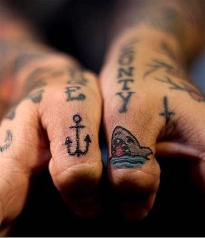 eldeki dövme adam dövmeleri parmaklar çapa köpekbalığı
