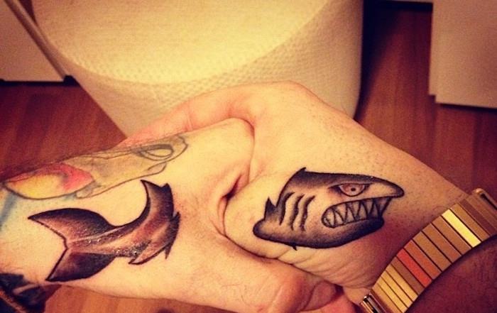 eldeki dövme köpekbalığı içindeki adam iki eli