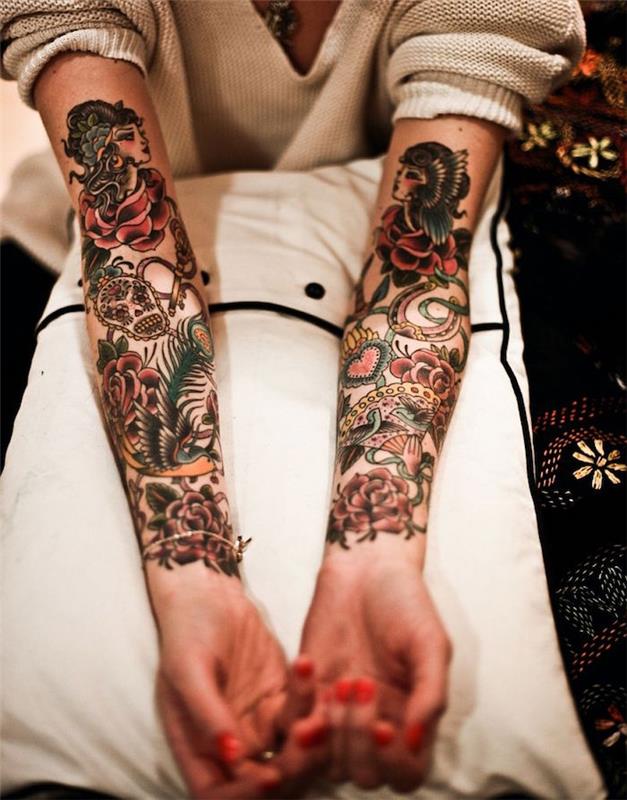 ženska s starinskimi tetovažami na rokah v barvah s klasičnimi retro vzorci