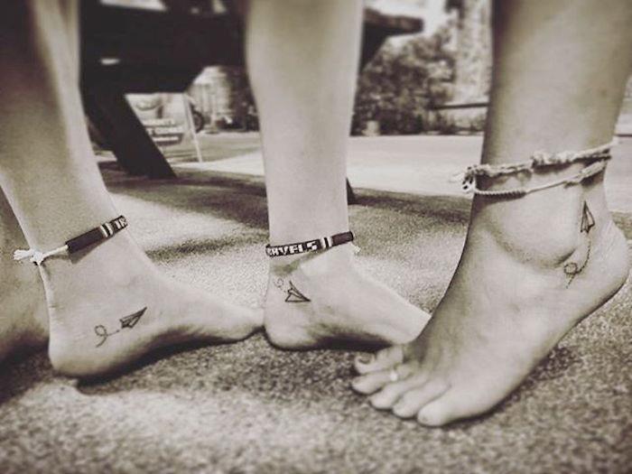 ideje tetovaže prijatelji dekle na nogi simbol svobode potovanje