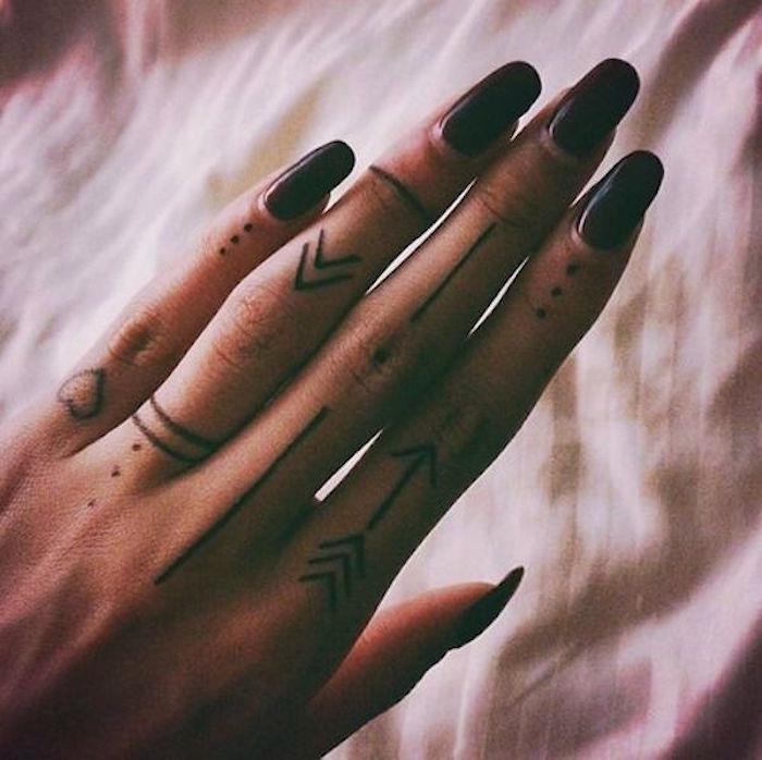 dövme kadın parmakları dövme el sembolleri