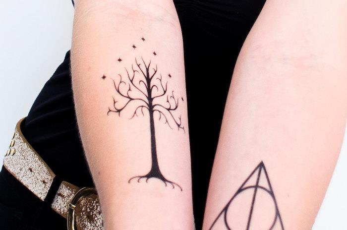 juodos laikinos tatuiruotės moteris ranka vienas didelis dydis dienos mėnesiai