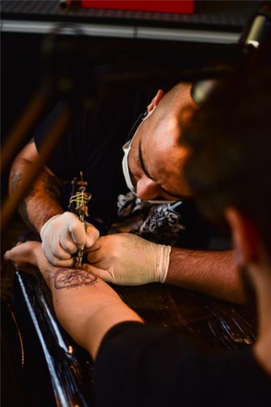 Graži geometrinė tatuiruotės idėja, stilizuota šarvuotis, menas, kūrybinis tatuiruočių meistras, tatuiruotė, gėlė apskritime