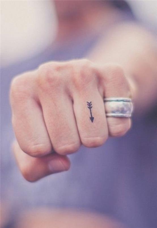minimalistinės-tatuiruočių idėjos-diskretiškos tatuiruotės-moteris-mūsų-idėjos-jūsų-tatuiruotė
