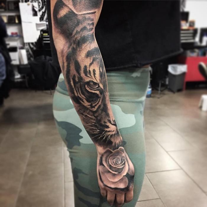 „Tatuaggi avambraccio“ ir „unidea“ tatuiruotėms „femminile con una tigre e rosa“