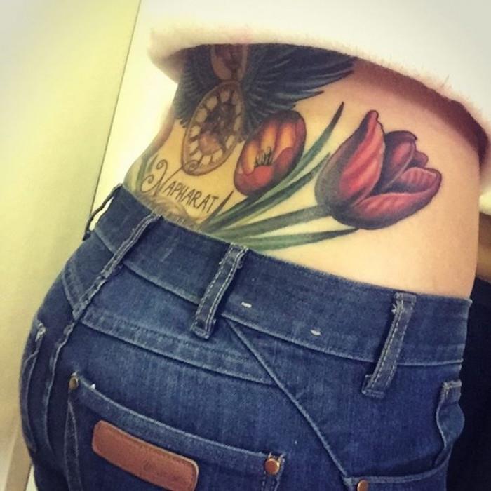 tulpės apatinės nugaros tatuiruotės moteris tatuiruotė raudona tulpių tatuiruotė