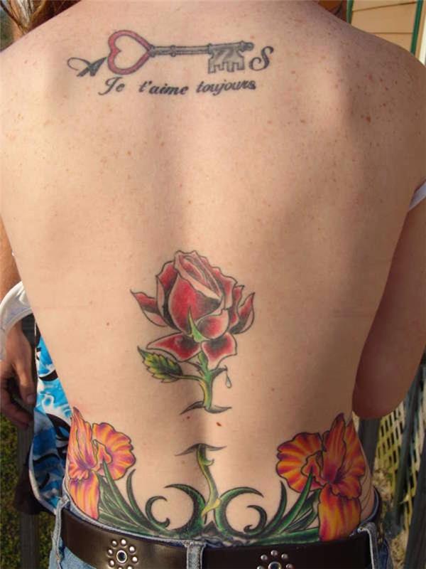 tatuiruotė moteris atgal rožė tatuiruotė gėlės spalvos apatiniai klubai
