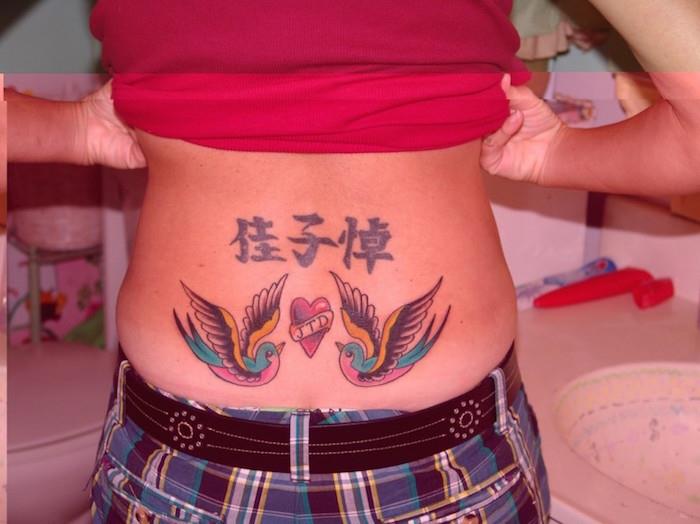 Paukščių tatuiruotė apatinės nugaros dalies tatuiruotė praryja senosios mokyklos moterį