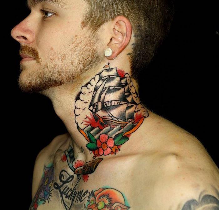 tatuiruotė ant kaklo vyras valtis burė stiliaus tatuiruotė jūreivis senoji mokykla