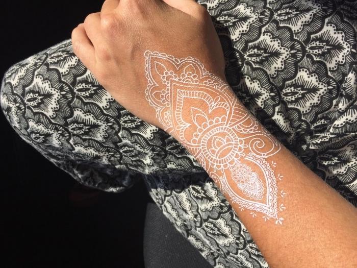 baltas mandalos tatuiruotės šablonas ant rankos, chna dizaino idėja, baltos laikinos tatuiruotės pavyzdys
