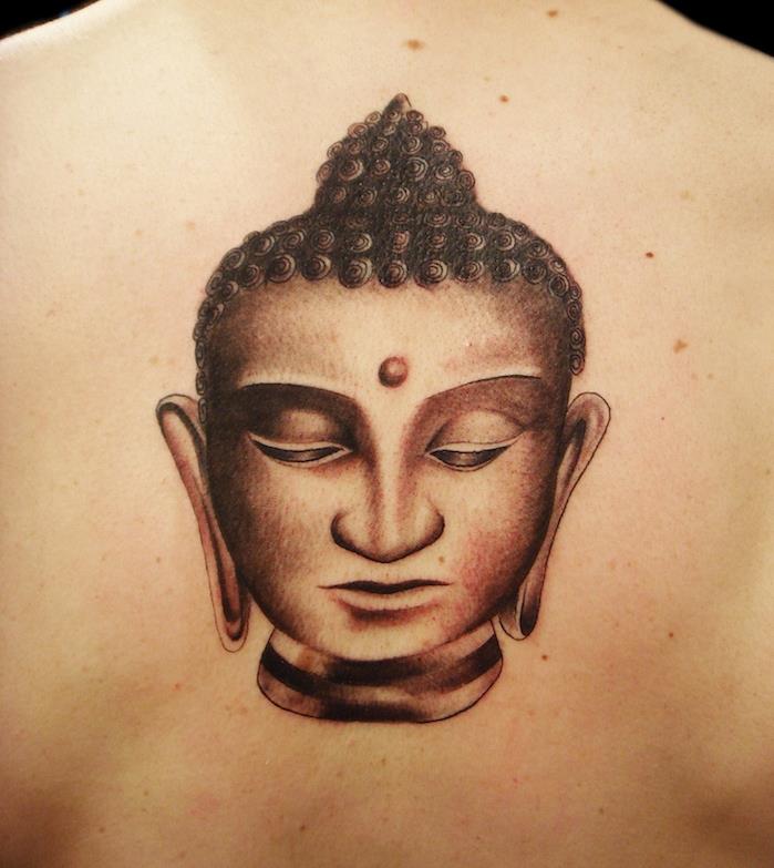 Budos galvos tatuiruotė gale reiškia budistų tatuiruotę