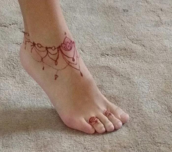 Kulkšnies tatuiruotės idėjos moters stiliaus apyrankė mandala chna ant kojos