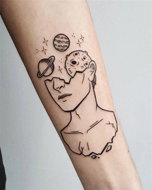 abstraktna doprsna tetovaža ženske podlakti s planeti, kot je glava v oblakih, v črno -beli barvi