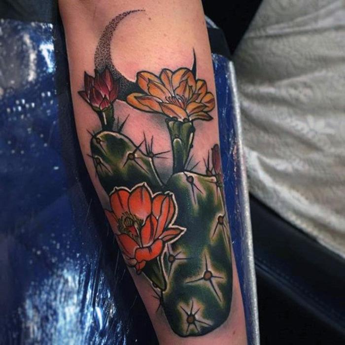 spalvinga kaktuso tatuiruotė, miela rankogalio tatuiruotė ant rankos su juodu mėnuliu