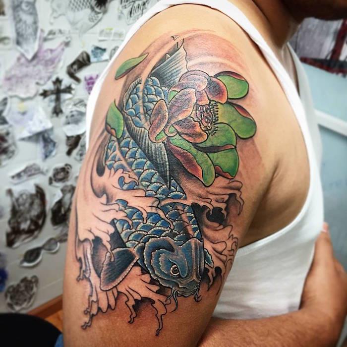 Koi karpis tatuiruotė ranka rankovė vyras mėlyna žuvis