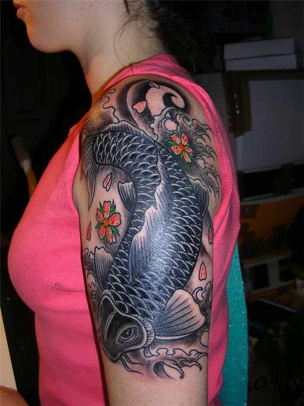juodos ir baltos koi žuvies tatuiruotė ant peties