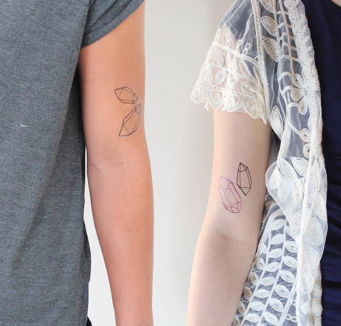„Tatuaggio di coppia“ ir „unidea“ per geometrinę formą