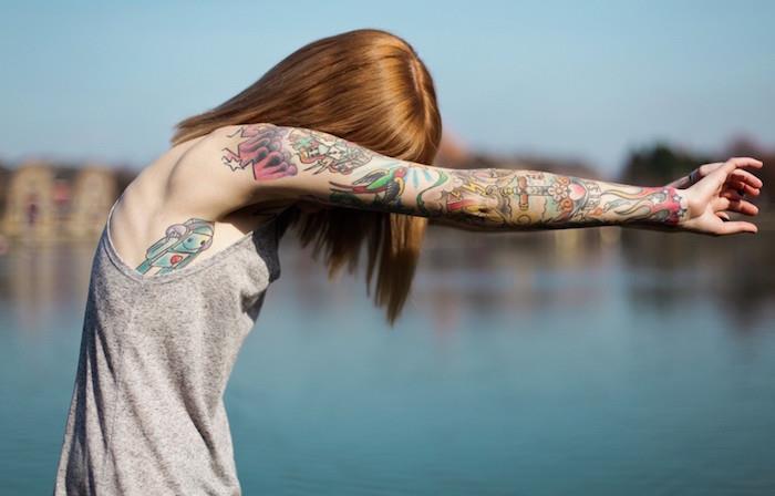 barvne otroške tetovaže na celotni roki rdečelaske od zapestja do ramena