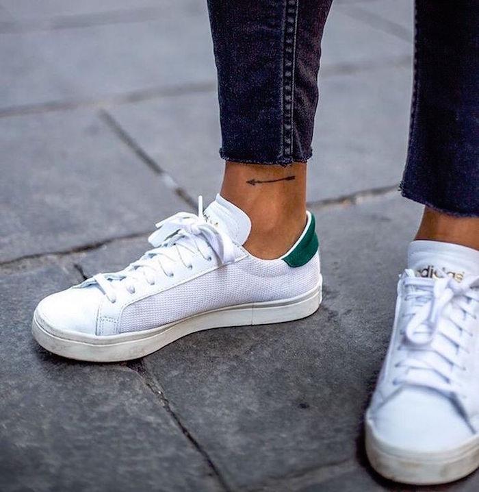 adidas stan smith ile ayak bileği üzerinde mini dövme adam basit sağduyulu minimalist ok