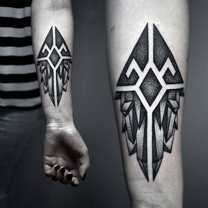 Ilgalaikė una donna su tatuaggio geometrine forma sull'avambraccio