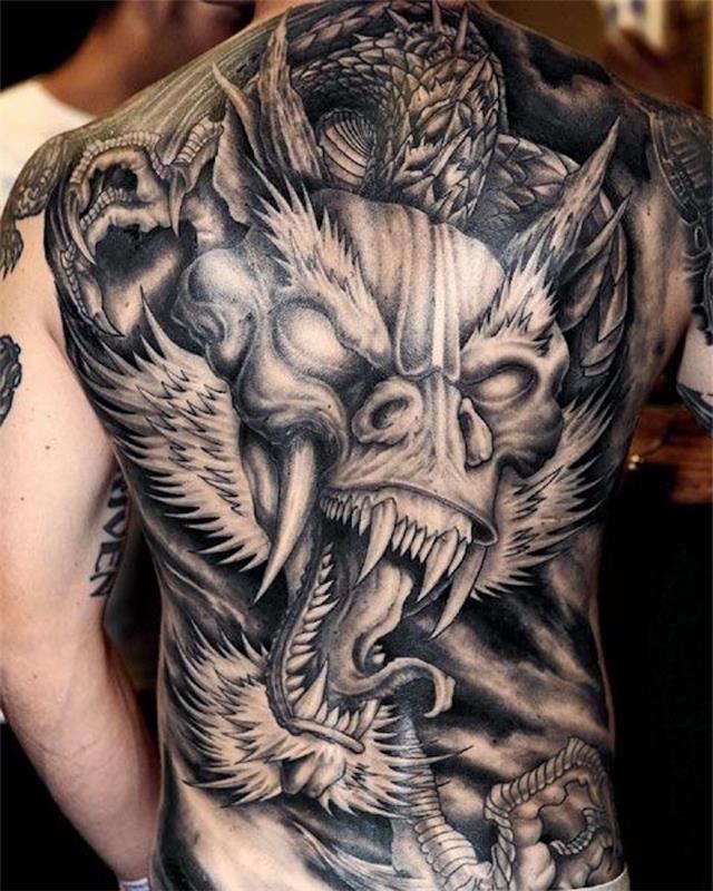 Japonų genties drakono žmogaus nugaros tatuiruotė