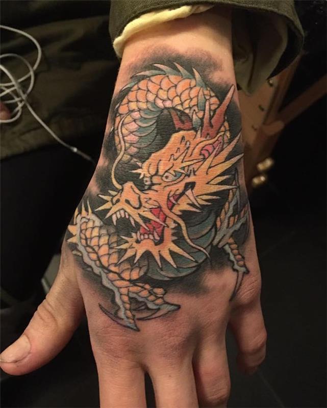 Japonų drakono tatuiruotė ant žmogaus rankos