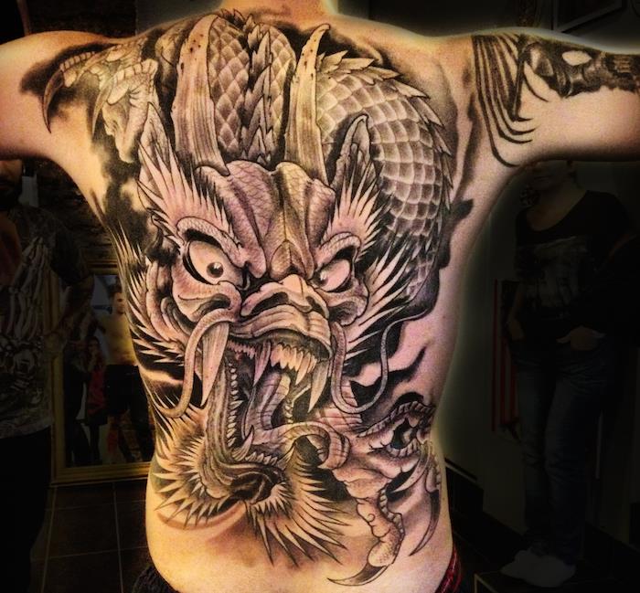 drakono tatuiruotė, visos nugaros rankos juodos ir baltos spalvos tatuiruotė