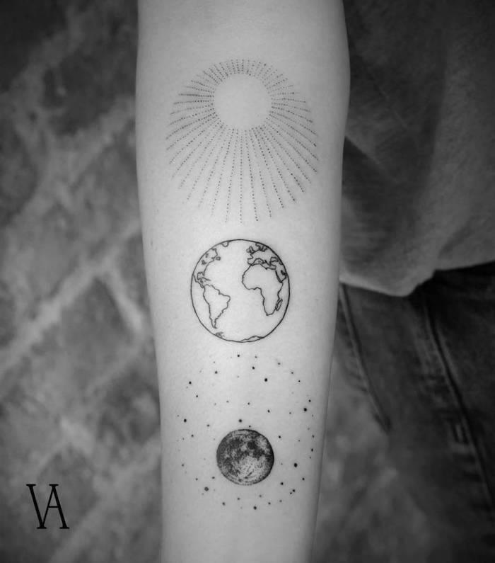 tatuiruotė saulė žemė mėnulis žvaigždės dilbis tatuiruotė saulės kosmosas