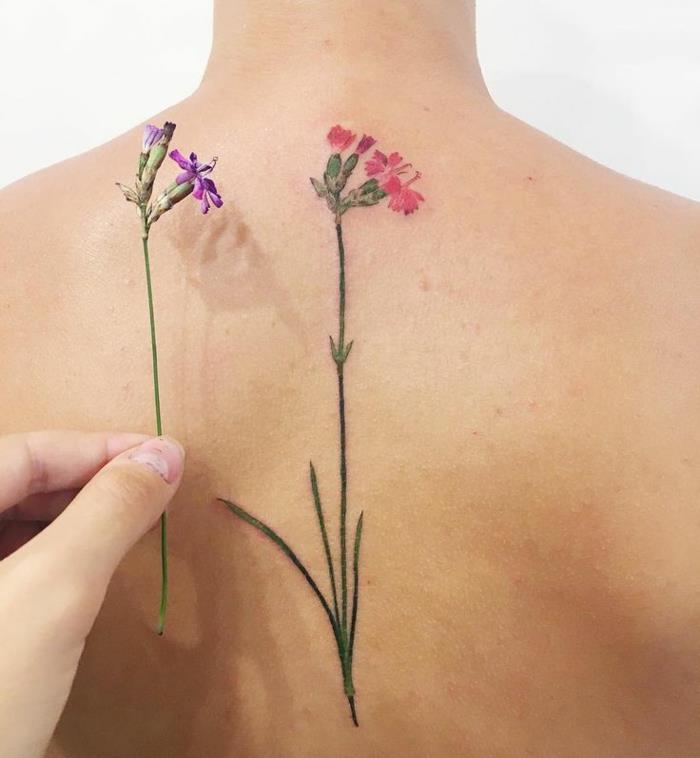 tattoo-fiore-disegno-molto-realistico-schiena-colorato-rosa-verde