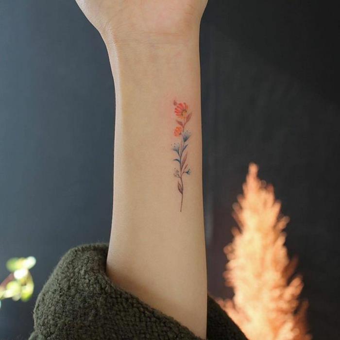 tatuiruotė-fiore-idea-discreta-elegante-colorata-rosso-blu-esterno-braccio