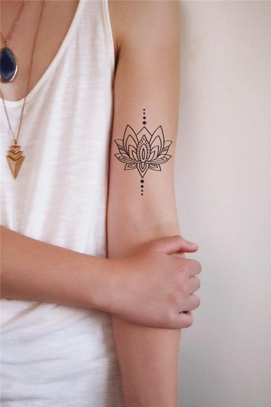 tattoo-fiore-lotus-bianco-nero-parte-interna-braccio-ragazza-canottiera-bianca