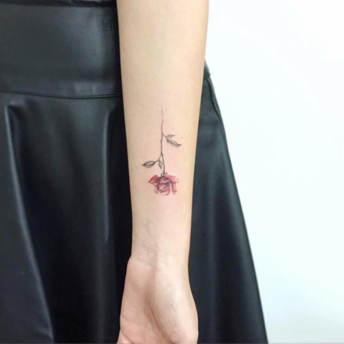 tattoo-fiore-piccola-rosa-rossa-parte-interna-braccio-ragazza-gambo-foglie