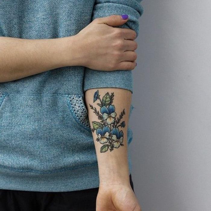 tattoo-fiore-violet-colorate-blu-bianco-foglie-verdi-parte-interna-braccio