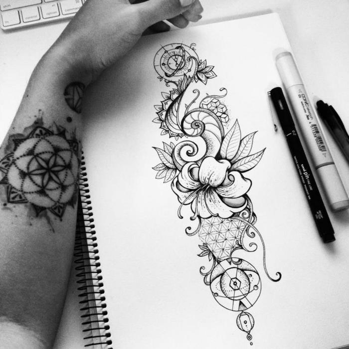 tatuiruotė-fiori-disegno-bianco-nero-carta-quaderno-rose-lillium