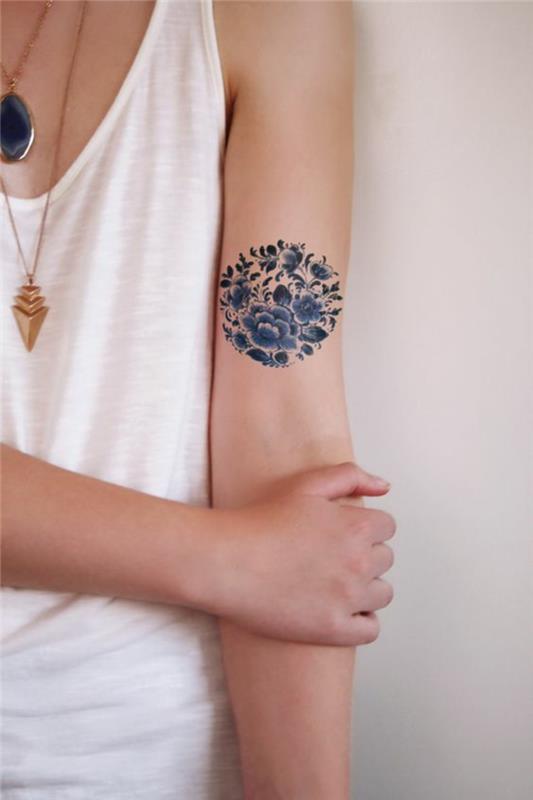 tattoo-fiori-disegno-ibisco-peonie-forma-rotonda-colorata-interno-braccio