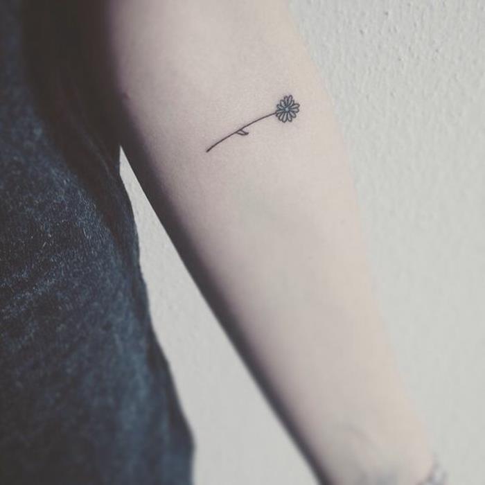 tattoo-fiori-idea-mini-disegno-piccola-margherita-nera-interno-braccio