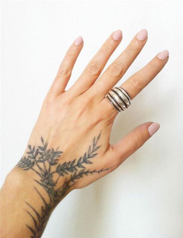 tattoo-fiori-idea-nero-zona-esterna-polso-parte-alta-mano-foglie-stilizzate