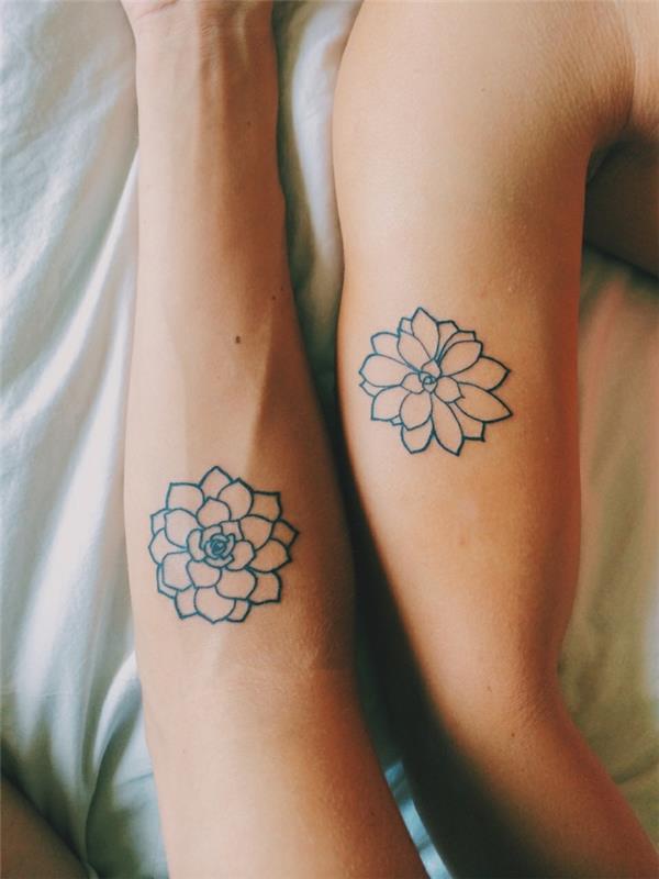 tatuiruotė-fiori-signato-due-adorabili-fiori-loto-solo-contorno-ideali-give