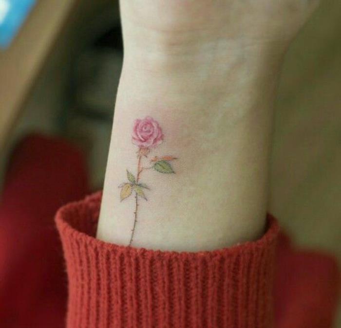 tetovaža-fiori-signifikato-piccola-rosa-rossa-gambo-verde-parte-esterna-lato-polso
