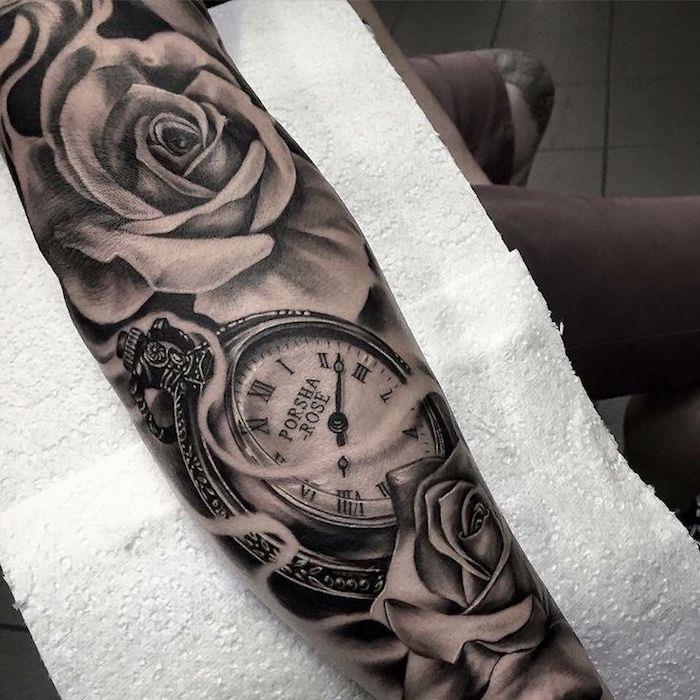 Idėja tatuiruoti senosios mokyklos braccio con il disegno di un orologio e rose