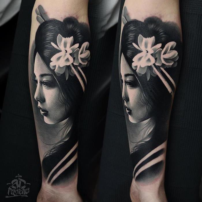 črno -bela tetovaža japonske gejše irezumi japonska cvetlična tetovaža
