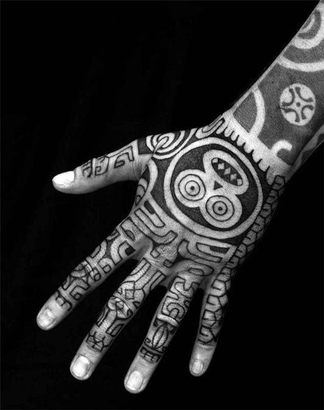 Eldeki Maori polinezya kabile el dövmesi
