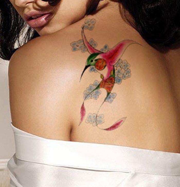 Kolibrio paukščio tatuiruotės spalvos atgal moteris originali