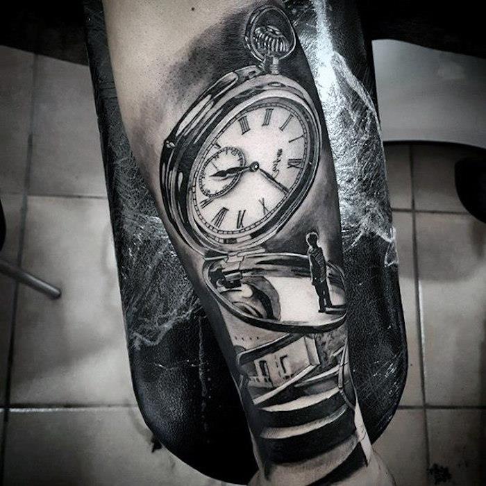 Tatuaggi sulle spalle uomo con il disegno di un orologio vintage con jelentős deptho