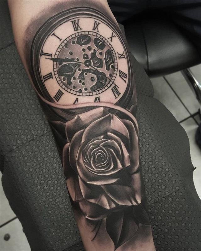 Tatuaggio uomo braccio con il disegno di un orologio vintage and una rosa